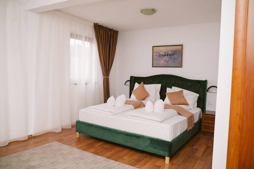 Urban Rooms - Self Check-in Ultra Central Medias Bed and Breakfast in Romania
