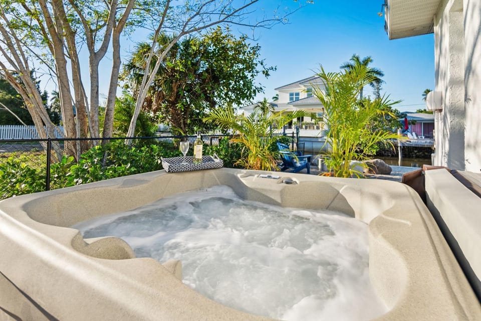 Boaters Bayshore Bungalow II w HOT TUB House in East Naples