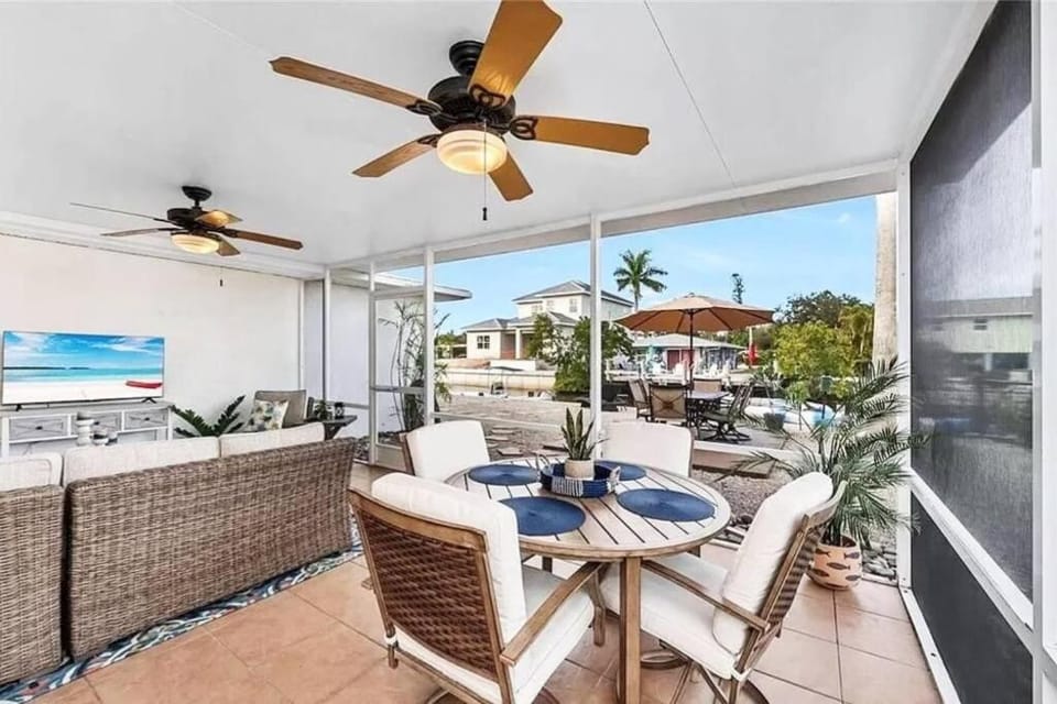 Boaters Bayshore Bungalow II w HOT TUB House in East Naples