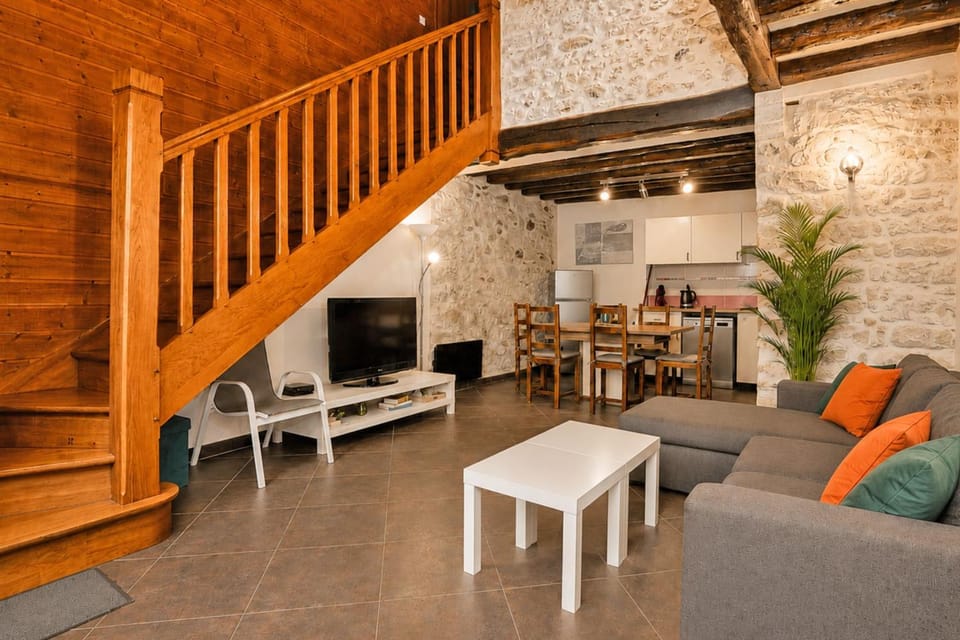 Triplex atypique- Cour intérieure- Commerces à pied House in Île-de-France