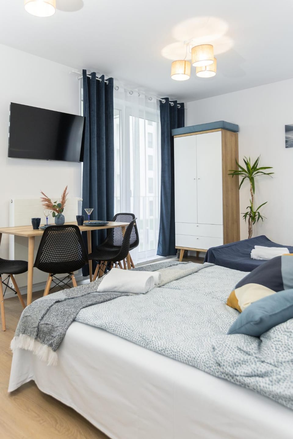 Bed, TV and multimedia, Living room, Photo of the whole room, Seating area, Bedroom