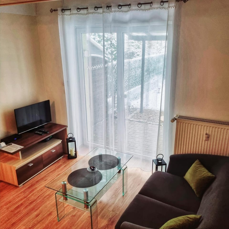 Communal lounge/ TV room, BBQ facilities, Garden, TV and multimedia, Balcony/Terrace, Living room, internet, air conditioner