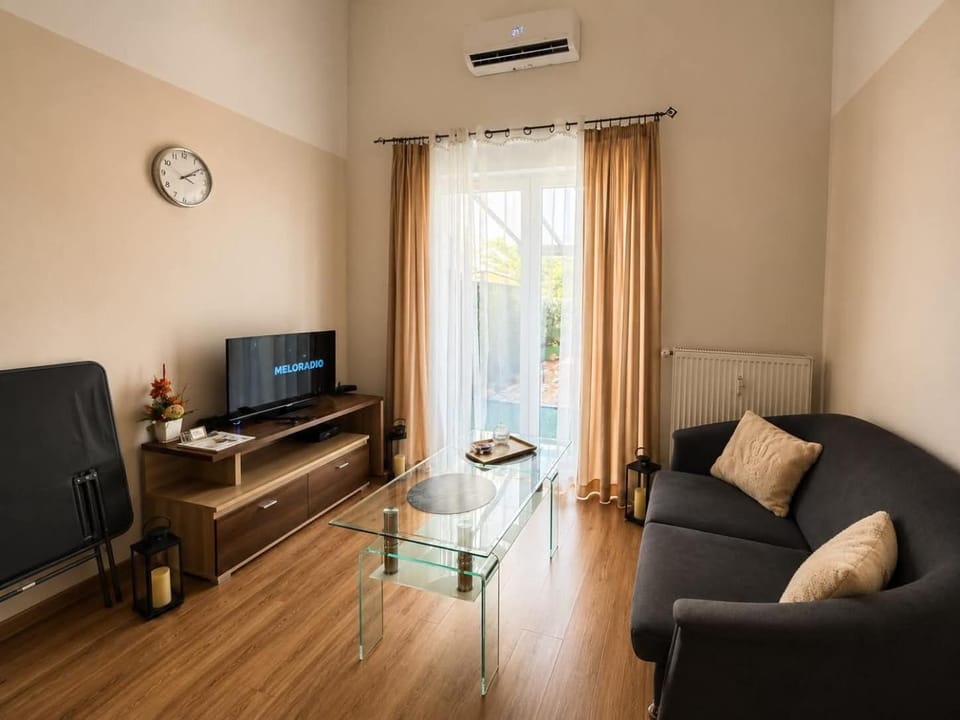 TV and multimedia, Living room, Seating area, air conditioner