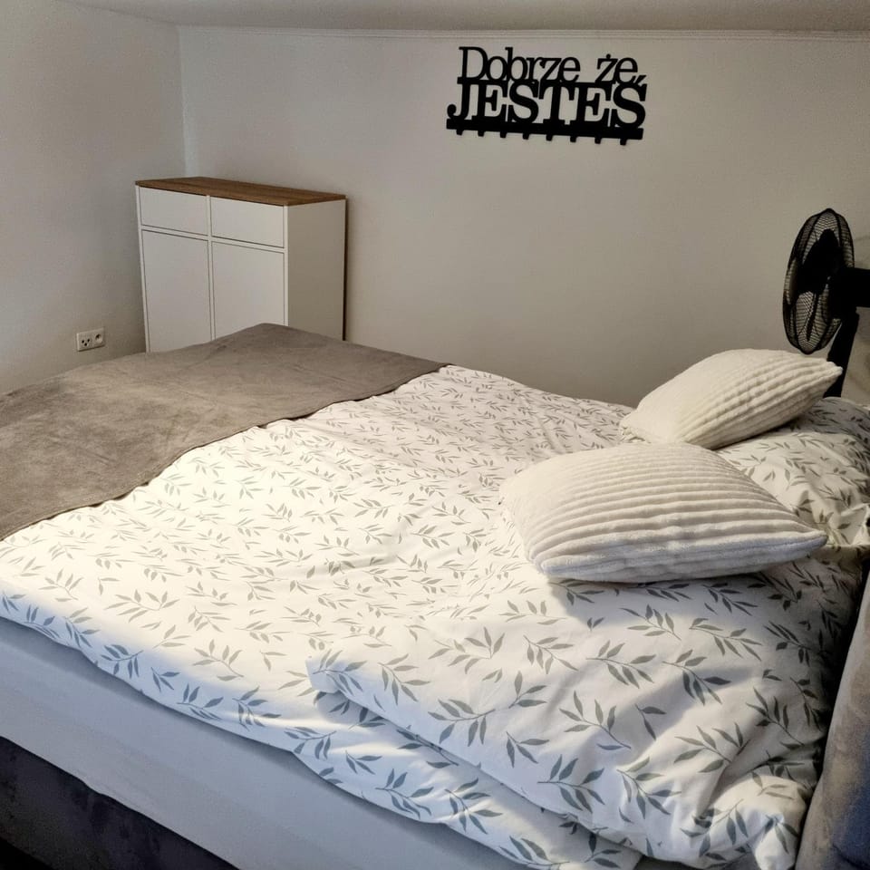 Other, Bedroom, Family, fireplace, air conditioner