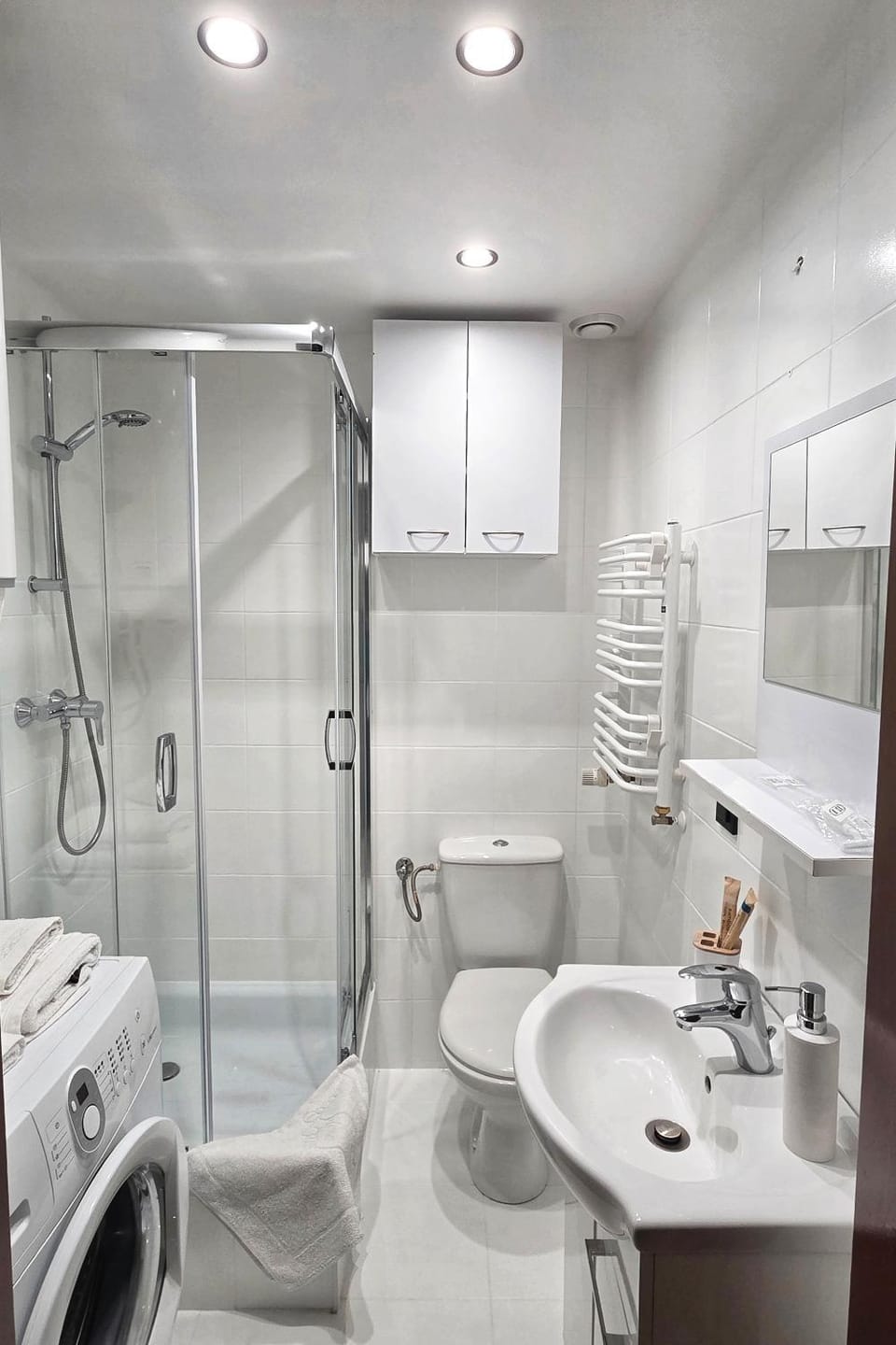 Shower, Toilet, Bathroom, towels, washing machine