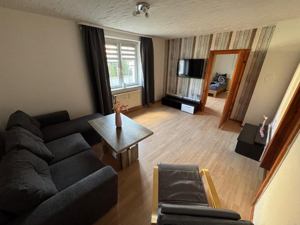 Communal lounge/ TV room, TV and multimedia, Living room, Seating area, Evening entertainment