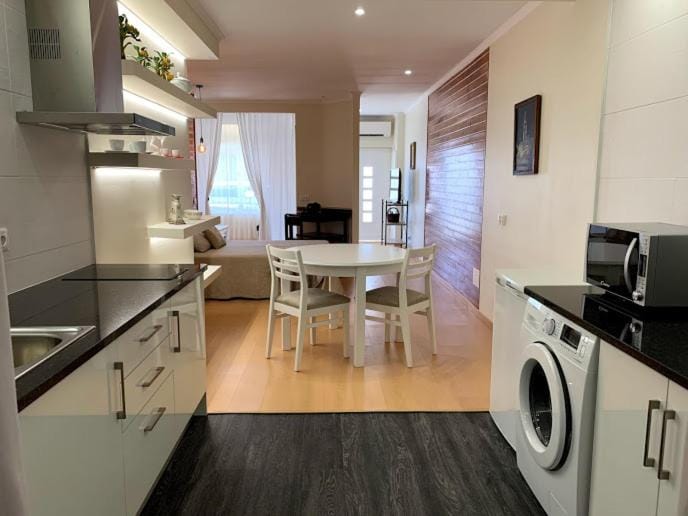 Kitchen or kitchenette, microwave, washing machine