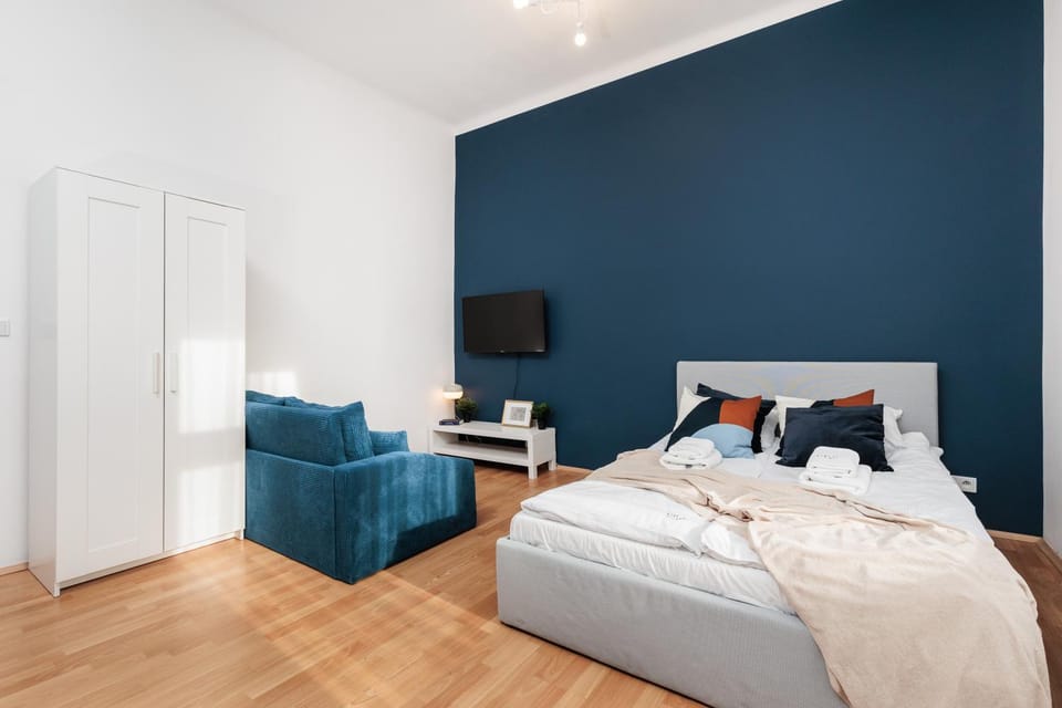 Bed, TV and multimedia, Photo of the whole room, Decorative detail, Bedroom, towels, wardrobe