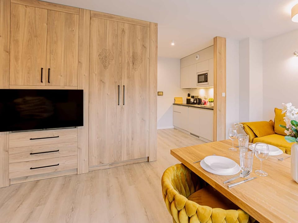 Kitchen or kitchenette, Dining area