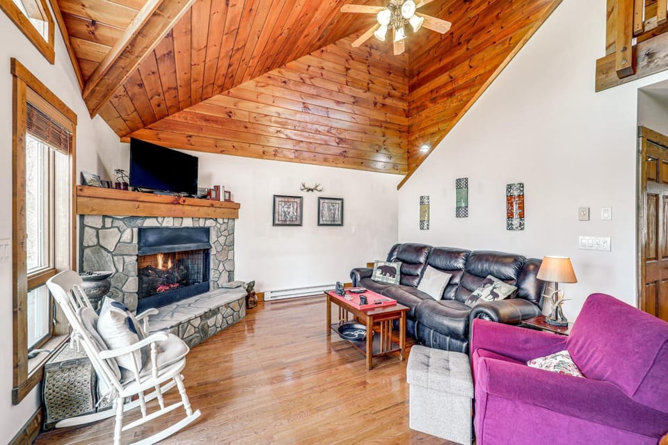 1 Mi to Beech Mtn Skiing: Family Cabin w/ Fire Pit Cabin in Beech Mountain