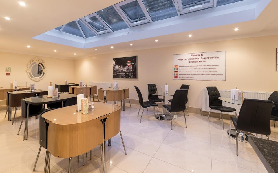 Property logo or sign, Coffee/tea facilities, Kitchen or kitchenette, Seating area, Dining area, Non alcoholic drinks, Certificate/Award