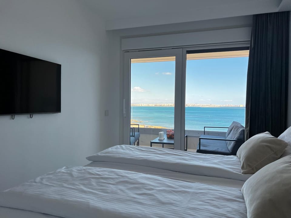 Bed, TV and multimedia, Photo of the whole room, Seating area, Bedroom, Sea view