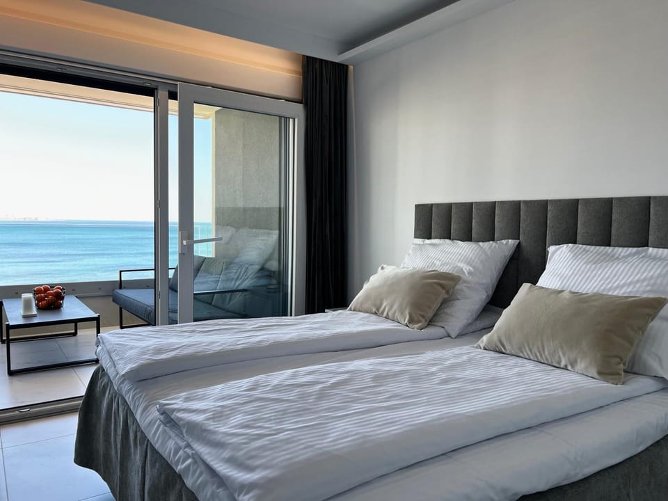 Bed, Balcony/Terrace, Photo of the whole room, Bedroom, Sea view