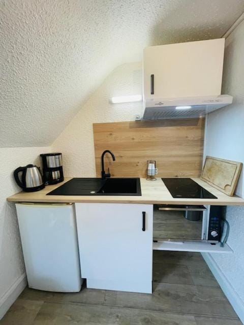 Coffee/tea facilities, Kitchen or kitchenette, stove, toaster