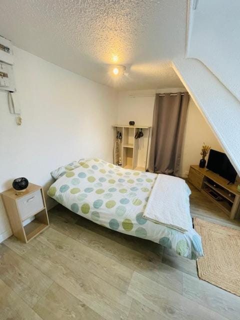 TV and multimedia, Photo of the whole room, Bedroom