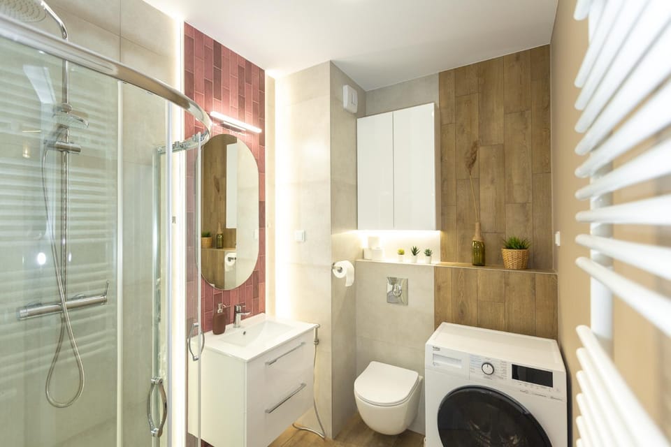 Shower, Toilet, Bathroom, towels, washing machine