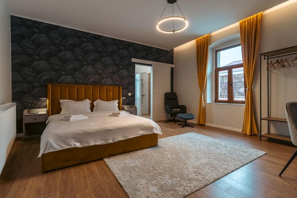 Bed, TV and multimedia, Photo of the whole room, Bedroom, towels
