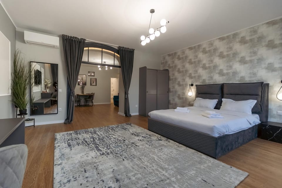 Bed, TV and multimedia, Photo of the whole room, Bedroom