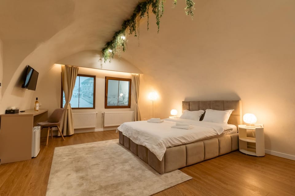 Bed, TV and multimedia, Photo of the whole room, Bedroom