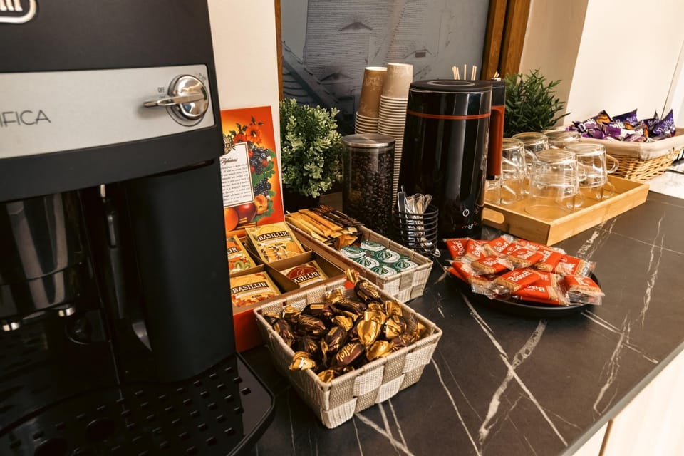 Coffee/tea facilities, Kitchen or kitchenette, Lobby or reception, Food and drinks