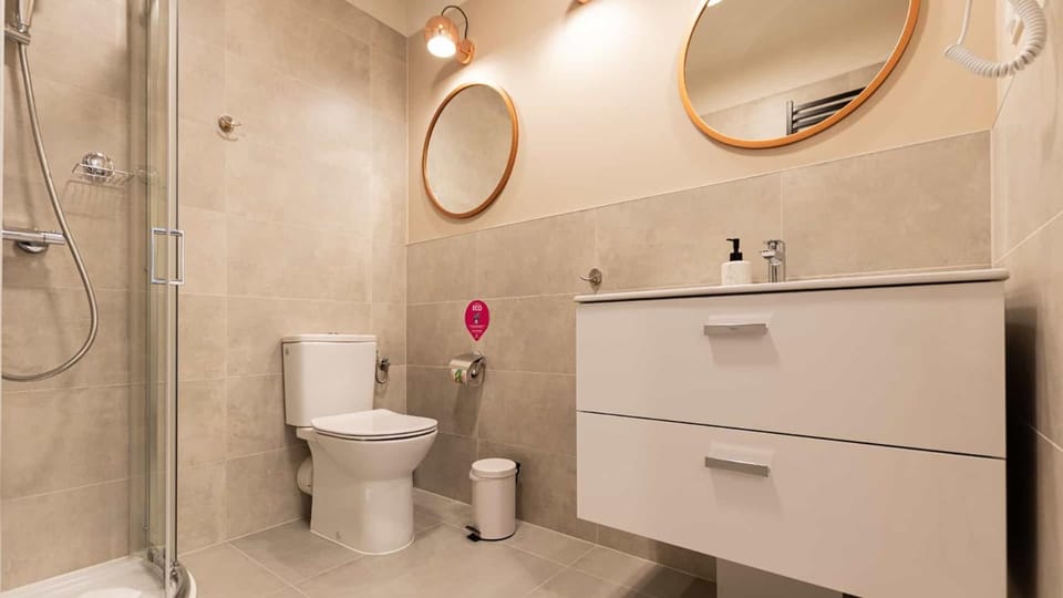 Shower, Toilet, Bathroom, towels