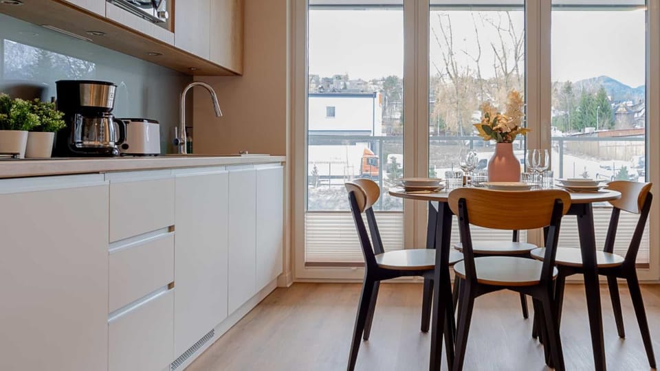 Kitchen or kitchenette, Living room, Seating area, Dining area