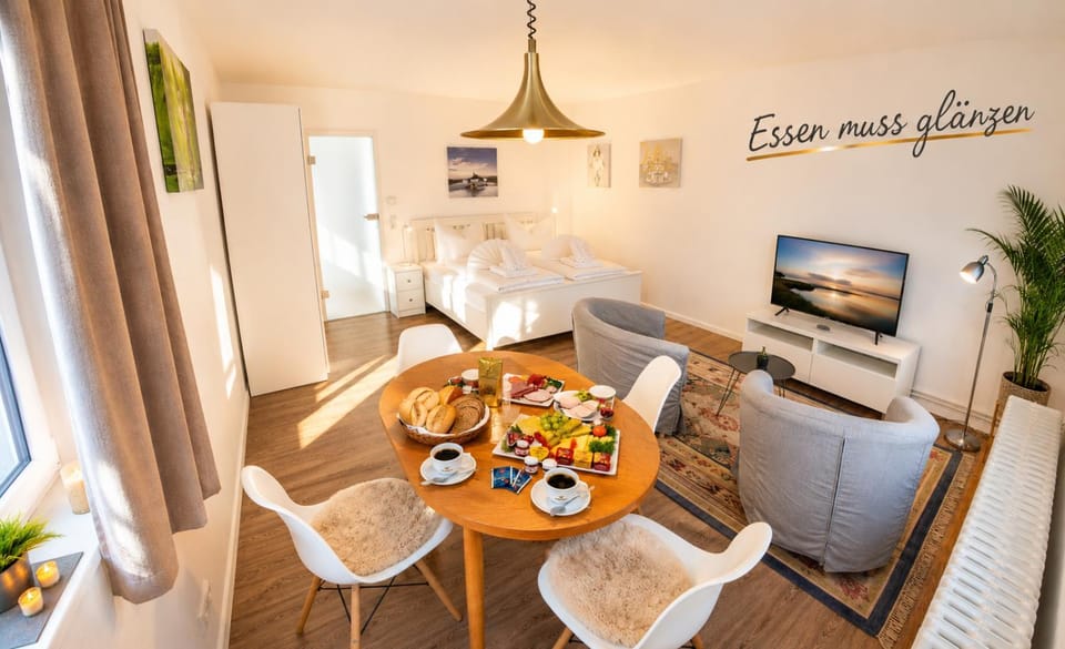 Communal lounge/ TV room, TV and multimedia, Living room, Food and drinks, Seating area, Dining area, Evening entertainment, Food