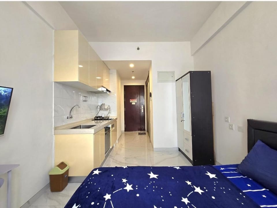 Apt Sky House BSD Studio with Pool & Wi-Fi by Damaresa Apartment in West Java