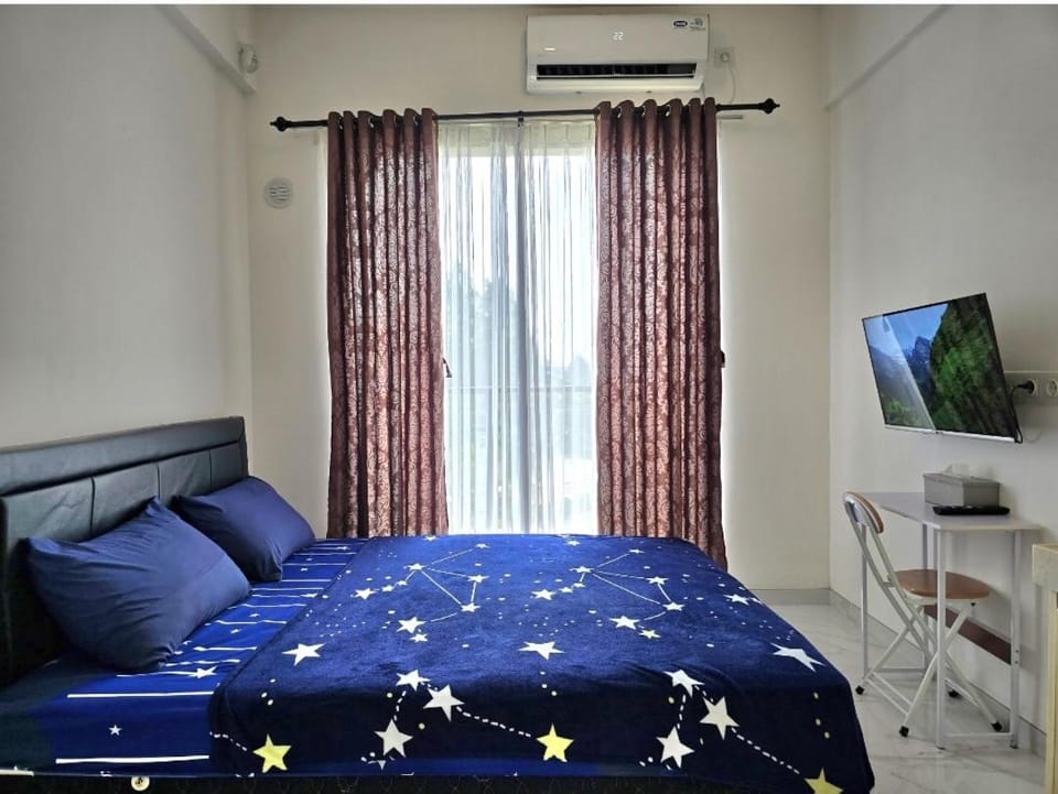 Apt Sky House BSD Studio with Pool & Wi-Fi by Damaresa Apartment in West Java