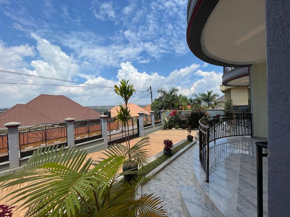 Property building, Day, Neighbourhood, Garden, Balcony/Terrace
