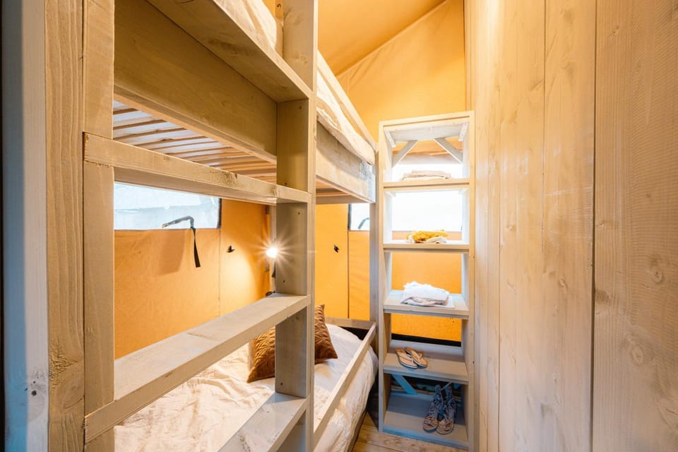 Bedroom, bunk bed