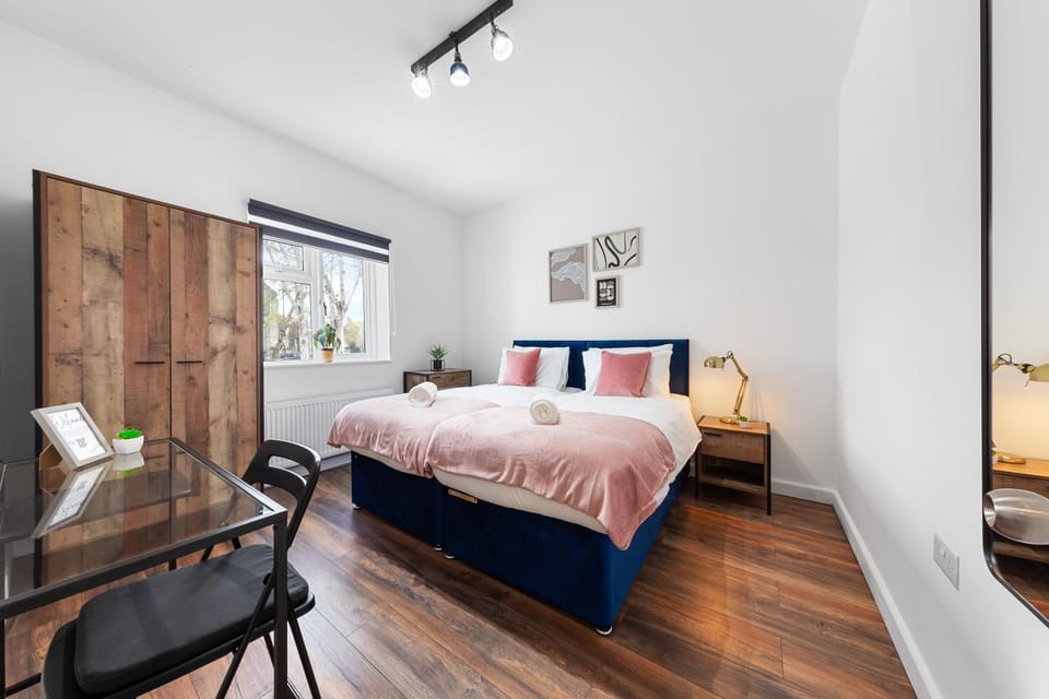 Bed, Photo of the whole room, Seating area, Bedroom, wardrobe