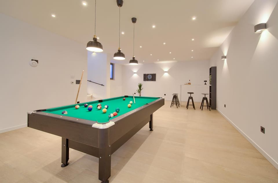 Billiard, Game Room