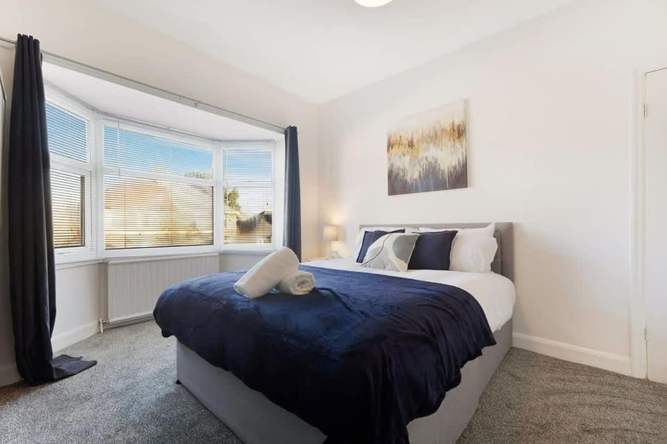 NEW! 4 Bed Home Near Darlington City Centre by Stay With Us, Ideal for Families & Large Groups, FREE OFF-STREET PARKING!! Apartment in Darlington