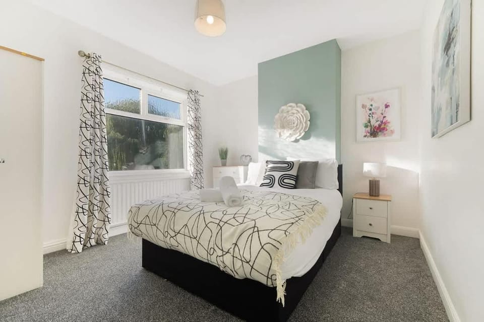 NEW! 4 Bed Home Near Darlington City Centre by Stay With Us, Ideal for Families & Large Groups, FREE OFF-STREET PARKING!! Apartment in Darlington