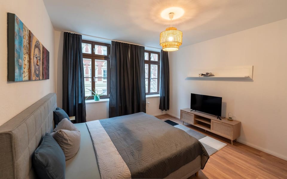 Bed, TV and multimedia, Photo of the whole room, Bedroom