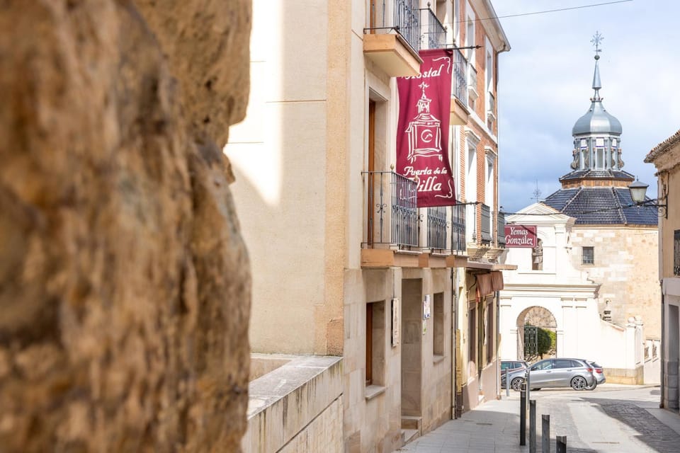 Hostal SIN RECEP24H Puerta de la Villa - Pet friendly & Restaurante Bed and Breakfast in Castile and León