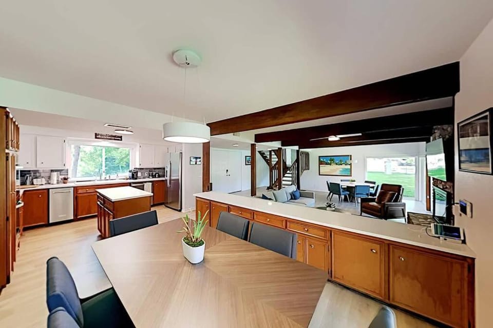 Beautiful Mid-Century Modern Lakehouse House in Lake Austin