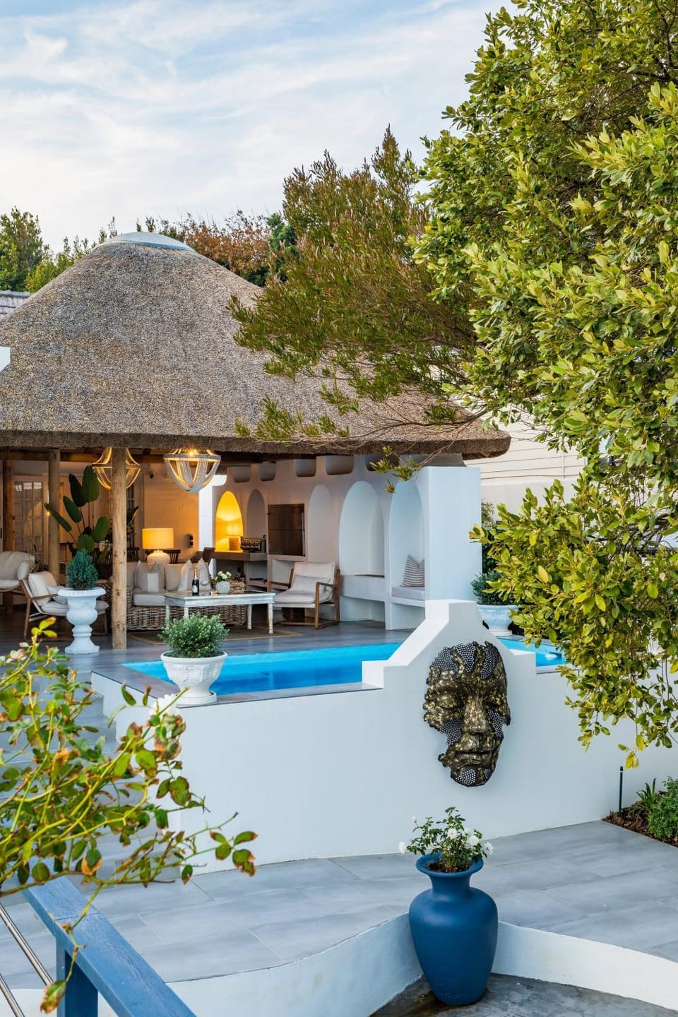 Property building, Balcony/Terrace, Decorative detail, Decorative detail, Entertainment