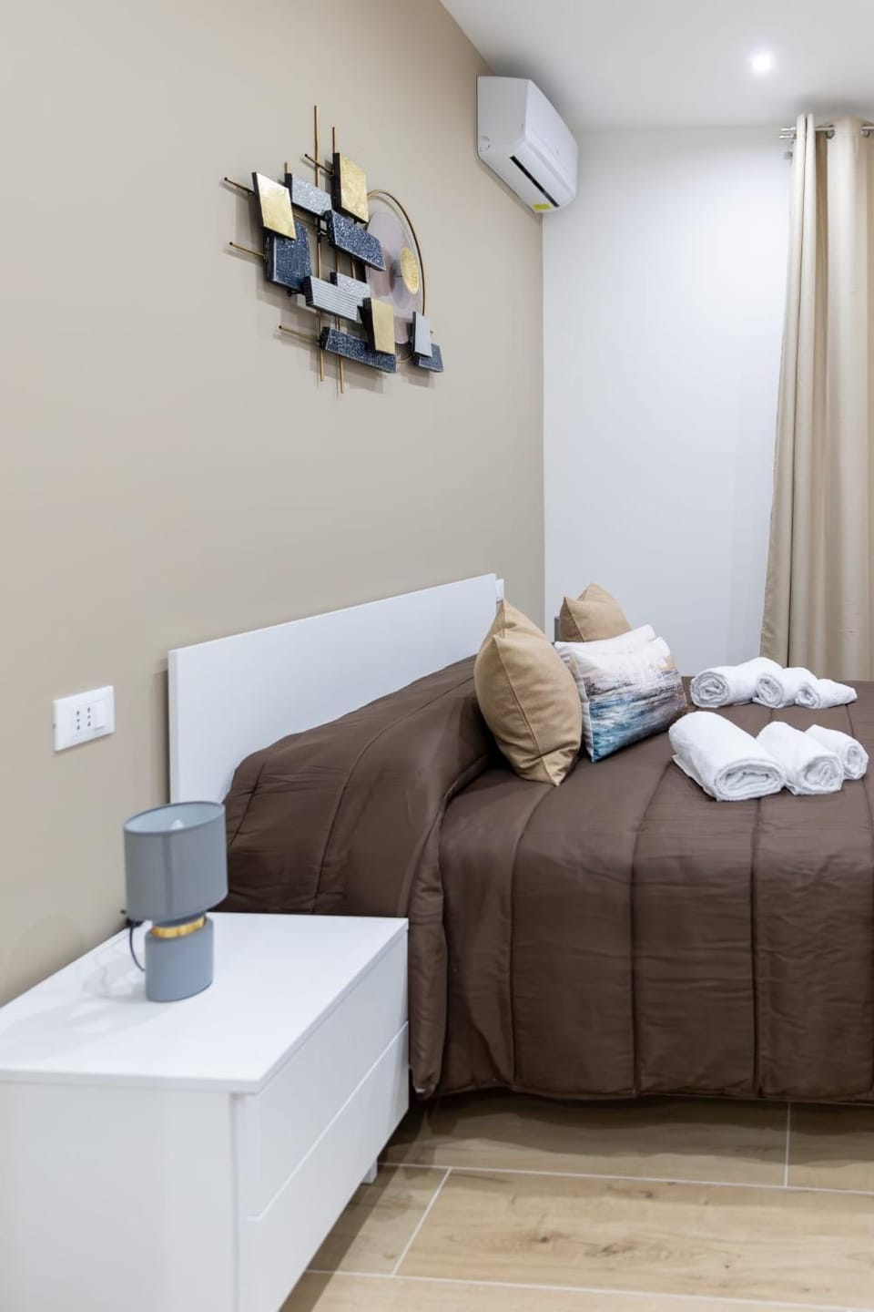 Bed, Photo of the whole room, Bedroom, air conditioner