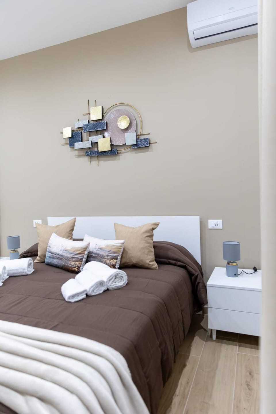 Bed, Photo of the whole room, Bedroom, air conditioner