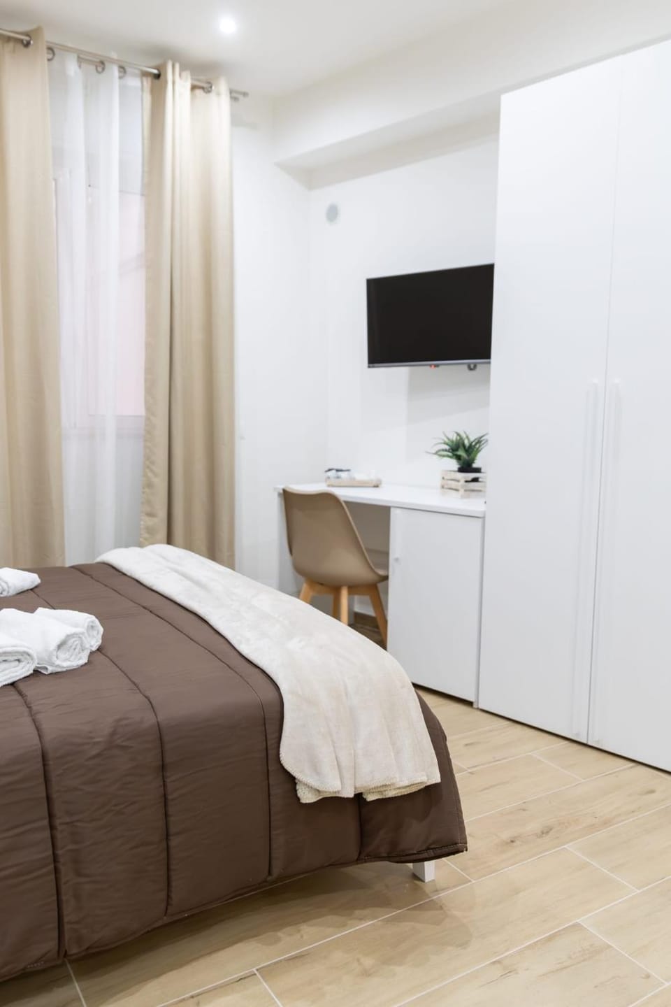 Bed, TV and multimedia, Photo of the whole room, Bedroom