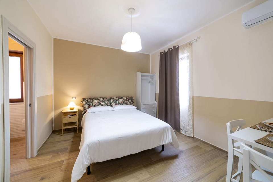 Bed, Photo of the whole room, Bedroom, air conditioner
