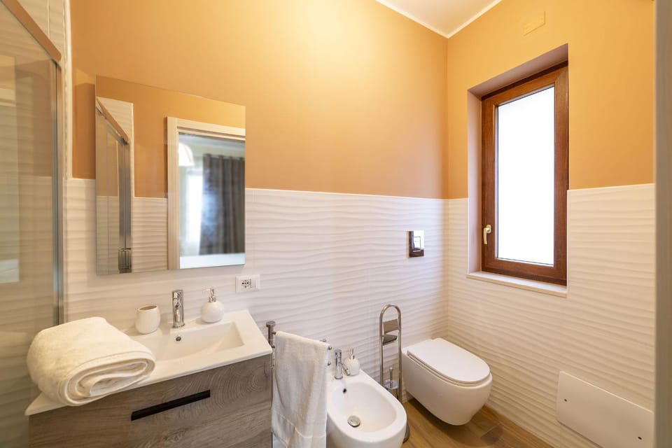 Shower, Toilet, Bathroom, bidet, towels