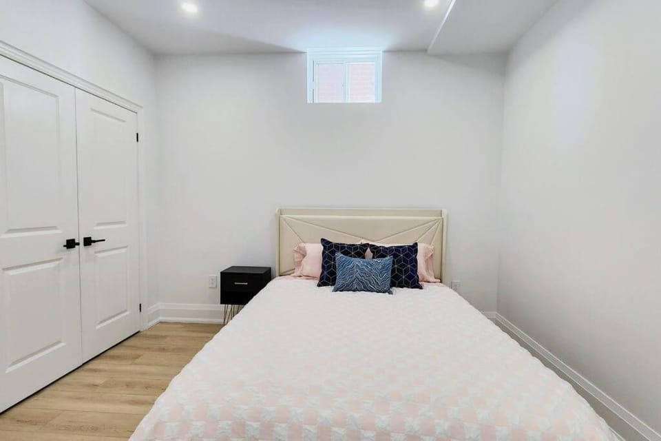 Serene High-celling Retreat Apartment in Burlington