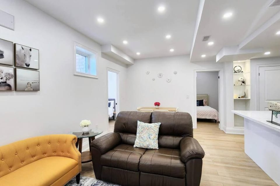 Serene High-celling Retreat Apartment in Burlington