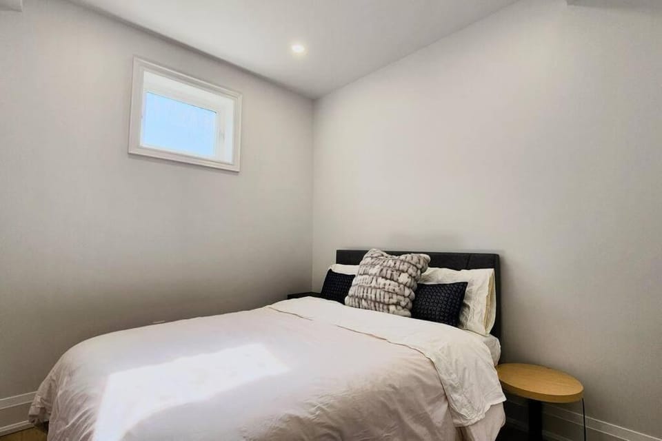 Serene High-celling Retreat Apartment in Burlington