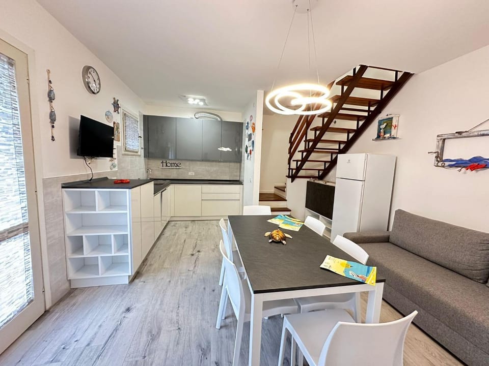 Kitchen or kitchenette, Living room, Seating area, Dining area