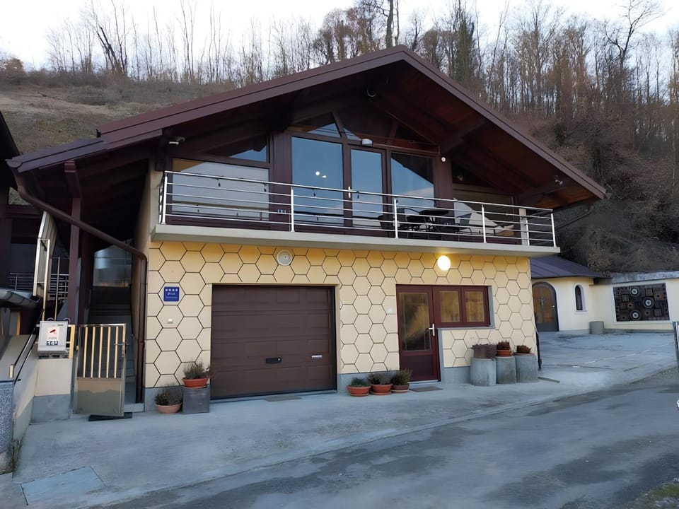 Property building, Facade/entrance, Day, Natural landscape, Parking