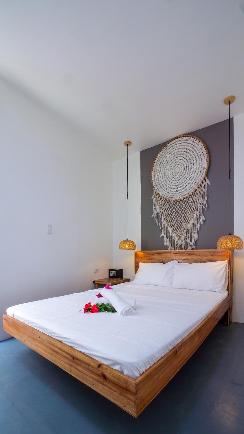 Bed, Photo of the whole room, Bedroom, locker, towels